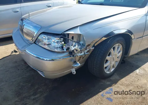 2007 Lincoln Town Car Signature Limited из США, поврежденный, VIN 1LNHM82W77Y637112
